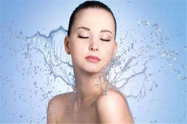 礦泉水敷臉有危害嗎 原因是這樣 礦泉水敷臉有危害嗎 原因是這樣