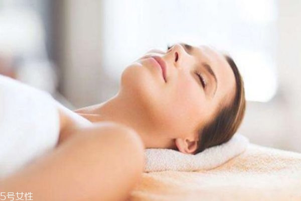 睡眠面膜要避開眼周嗎 睡眠面膜涂多厚 睡眠面膜要避開眼周嗎 睡眠面膜涂多厚