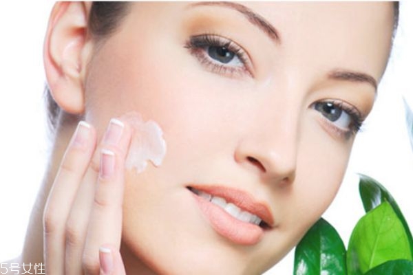 睡眠面膜要避開眼周嗎 睡眠面膜涂多厚 睡眠面膜要避開眼周嗎 睡眠面膜涂多厚