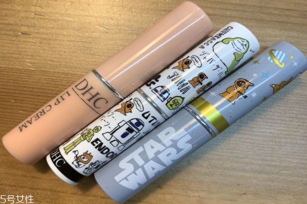 潤(rùn)唇膏可以擦臉嗎 潤(rùn)唇膏的基本成分與作用