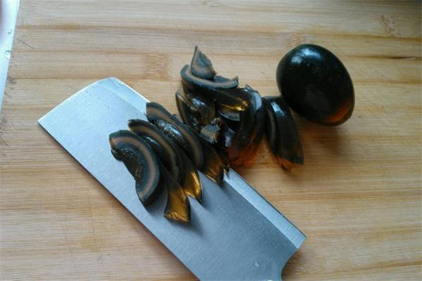 喉嚨痛能吃皮蛋嗎 不宜過多食用 喉嚨痛能吃皮蛋嗎 不宜過多食用