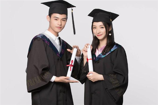 學士服怎么穿 學士服里面穿什么好看 學士服怎么穿 學士服里面穿什么好看