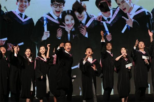 學士服怎么穿 學士服里面穿什么好看 學士服怎么穿 學士服里面穿什么好看