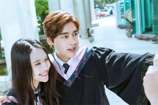 學士服怎么穿 學士服里面穿什么好看 學士服怎么穿 學士服里面穿什么好看