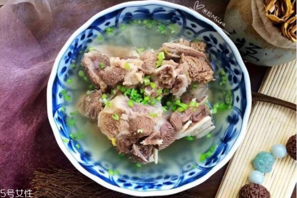 燉羊肉怎么做好吃 清燉羊肉最簡(jiǎn)單的做法 燉羊肉怎么做好吃 清燉羊肉最簡(jiǎn)單的做法