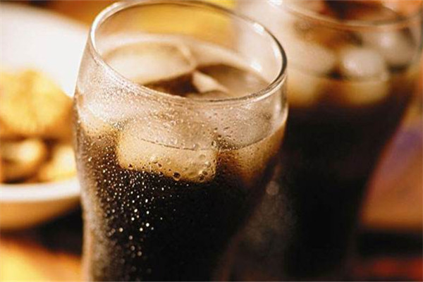 碳酸飲料能和膠囊一起吃嗎 碳酸飲料的危害 碳酸飲料能和膠囊一起吃嗎 碳酸飲料的危害