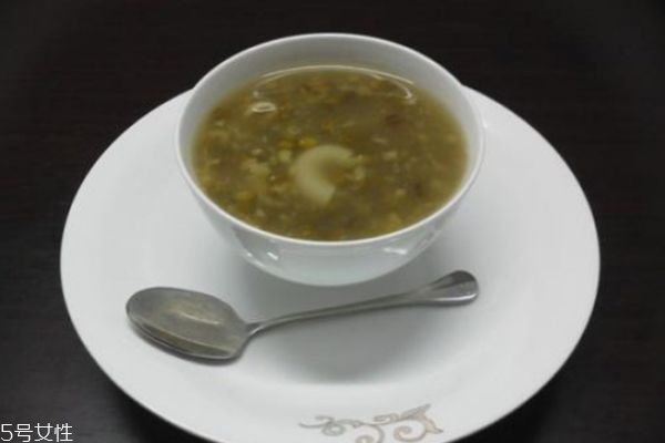 煮綠豆湯放什么糖好 綠豆湯什么時候放糖最好 煮綠豆湯放什么糖好 綠豆湯什么時候放糖最好