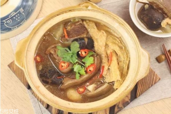 燉羊肉怎么做好吃 清燉羊肉最簡(jiǎn)單的做法 燉羊肉怎么做好吃 清燉羊肉最簡(jiǎn)單的做法