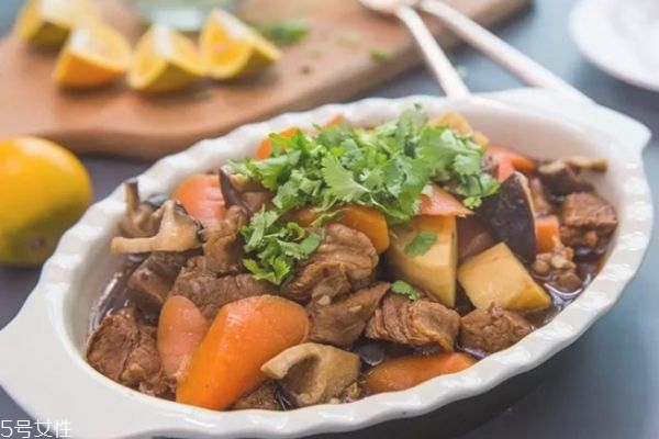 燉羊肉怎么做好吃 清燉羊肉最簡(jiǎn)單的做法 燉羊肉怎么做好吃 清燉羊肉最簡(jiǎn)單的做法