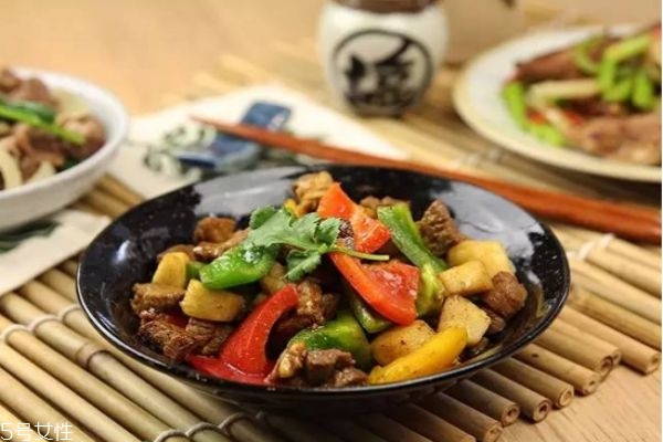 燉羊肉怎么做好吃 清燉羊肉最簡(jiǎn)單的做法 燉羊肉怎么做好吃 清燉羊肉最簡(jiǎn)單的做法