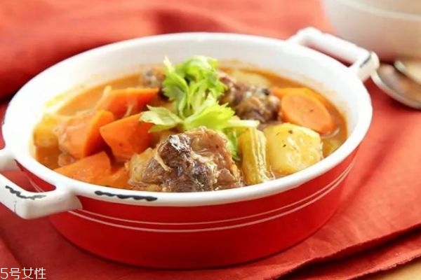 燉羊肉怎么做好吃 清燉羊肉最簡(jiǎn)單的做法 燉羊肉怎么做好吃 清燉羊肉最簡(jiǎn)單的做法