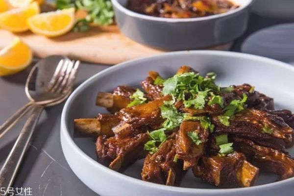 燉羊肉怎么做好吃 清燉羊肉最簡(jiǎn)單的做法 燉羊肉怎么做好吃 清燉羊肉最簡(jiǎn)單的做法