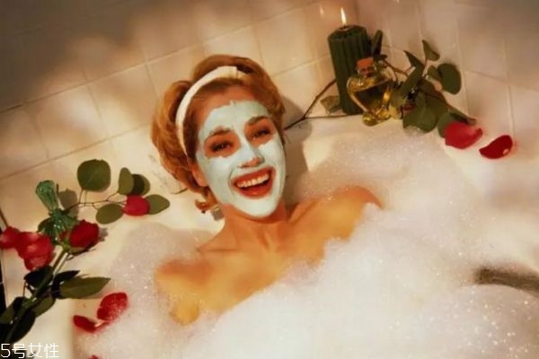 敷面膜洗澡好嗎 面膜在洗澡前敷好還是洗澡后敷好 敷面膜洗澡好嗎 面膜在洗澡前敷好還是洗澡后敷好