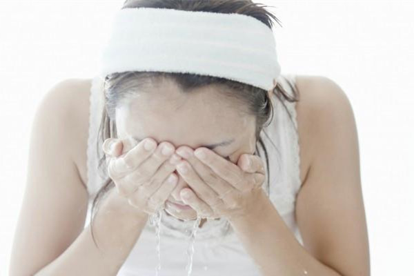 夏天濕氣重的癥狀 夏天濕氣重的表現(xiàn) 夏天濕氣重的癥狀 夏天濕氣重的表現(xiàn)