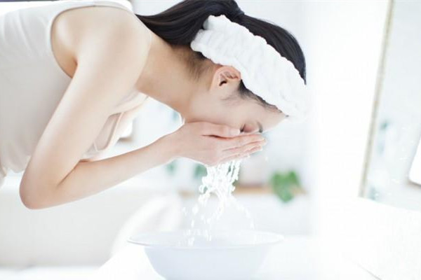 游泳能不能化妝 游泳可以化妝嗎 游泳能不能化妝 游泳可以化妝嗎