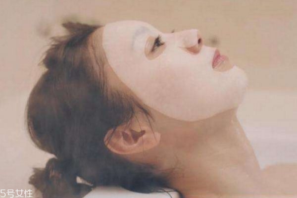 敷面膜洗澡好嗎 面膜在洗澡前敷好還是洗澡后敷好 敷面膜洗澡好嗎 面膜在洗澡前敷好還是洗澡后敷好
