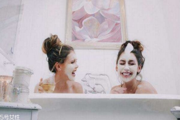 敷面膜洗澡好嗎 面膜在洗澡前敷好還是洗澡后敷好 敷面膜洗澡好嗎 面膜在洗澡前敷好還是洗澡后敷好