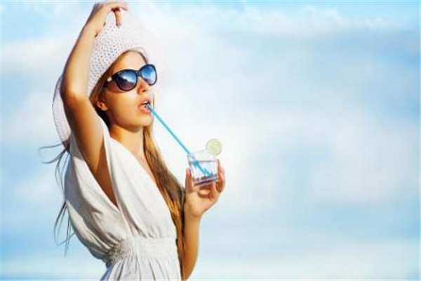 每天喝4升水有害嗎 每天喝多少水好 每天喝4升水有害嗎 每天喝多少水好