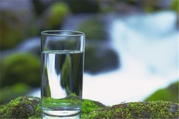 每天喝4升水有害嗎 每天喝多少水好 每天喝4升水有害嗎 每天喝多少水好