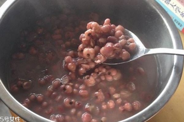 喝紅豆薏米粥拉肚子怎么回事 紅豆薏米粥的正確做法 喝紅豆薏米粥拉肚子怎么回事 紅豆薏米粥的正確做法