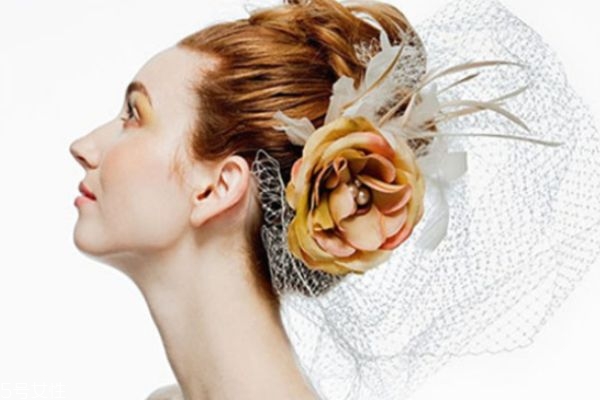 多少歲會有頸紋 頸紋產生時間因人而異 多少歲會有頸紋 頸紋產生時間因人而異