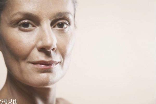 墊下巴安全嗎 墊下巴年紀(jì)大后的危害 墊下巴安全嗎 墊下巴年紀(jì)大后的危害