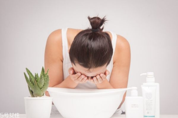 為什么洗面奶洗完臉疼 為什么洗完臉會(huì)刺痛 為什么洗面奶洗完臉疼 為什么洗完臉會(huì)刺痛