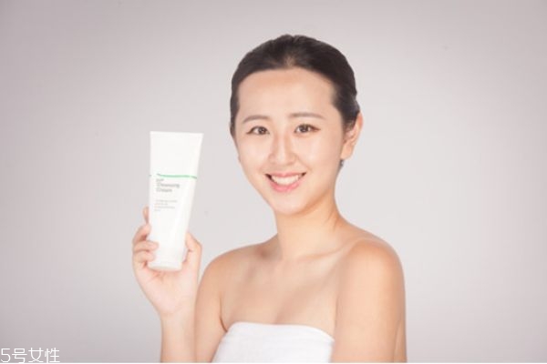 為什么洗面奶洗完臉疼 為什么洗完臉會(huì)刺痛 為什么洗面奶洗完臉疼 為什么洗完臉會(huì)刺痛