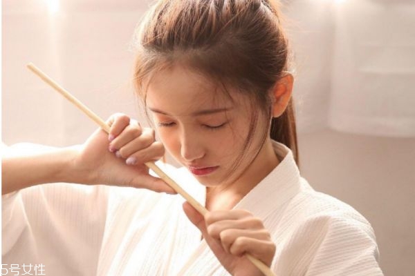 l型假體和柳葉形假體哪個(gè)好 l型假體和柳葉形假體的區(qū)別 l型假體和柳葉形假體哪個(gè)好 l型假體和柳葉形假體的區(qū)別