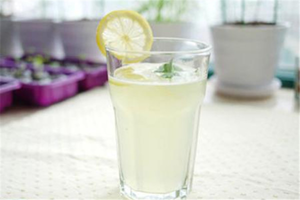 檸檬水能不能過(guò)夜喝 隔夜的檸檬水能喝嗎