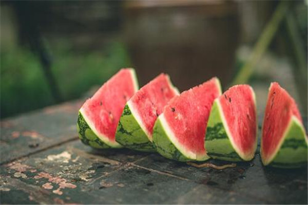 西瓜長(zhǎng)毛了還能吃嗎 西瓜為什么會(huì)長(zhǎng)毛呢