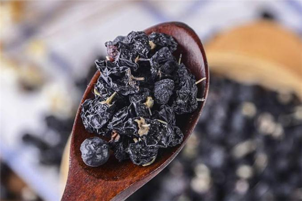 黑枸杞用多少度水泡最好 黑枸杞泡水溫度 黑枸杞用多少度水泡最好 黑枸杞泡水溫度