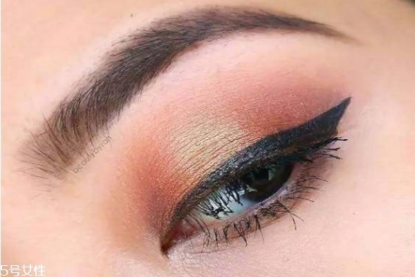 素顏直接涂眼影可以嗎 眼影直接涂皮膚好嗎 素顏直接涂眼影可以嗎 眼影直接涂皮膚好嗎