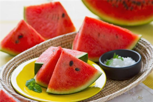 西瓜沾鹽吃治口腔潰瘍嗎 西瓜蘸鹽吃的功效 西瓜沾鹽吃治口腔潰瘍嗎 西瓜蘸鹽吃的功效