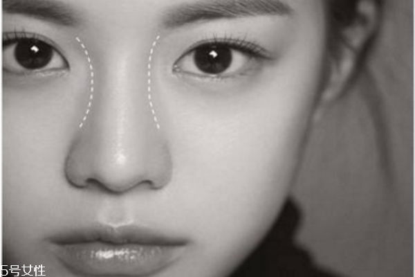 鼻子塌怎么化妝 塌鼻子化妝技巧 鼻子塌怎么化妝 塌鼻子化妝技巧