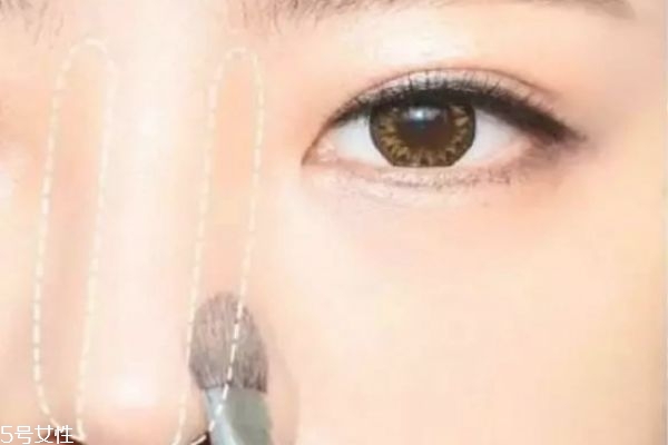 鼻子塌怎么化妝 塌鼻子化妝技巧 鼻子塌怎么化妝 塌鼻子化妝技巧