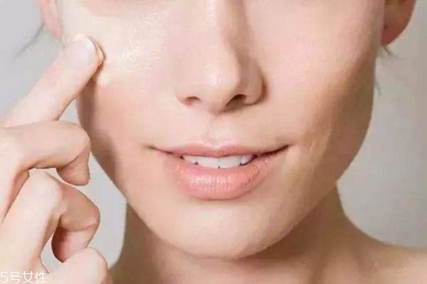 化妝為什么會(huì)卡粉 不卡粉小竅門 化妝為什么會(huì)卡粉 不卡粉小竅門