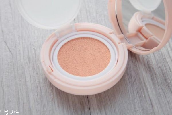 怎樣讓氣墊不脫妝 教你不脫妝的上妝技巧 怎樣讓氣墊不脫妝 教你不脫妝的上妝技巧