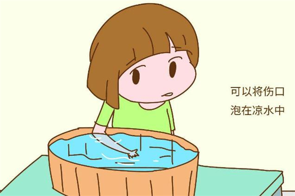 為什么手燙傷要摸耳朵 手被燙傷摸耳朵有用嗎 為什么手燙傷要摸耳朵 手被燙傷摸耳朵有用嗎