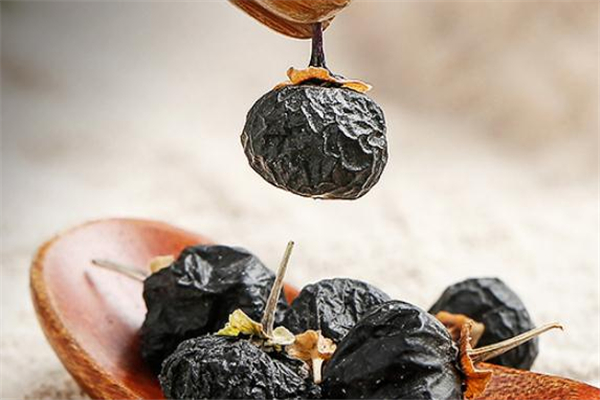 吃黑枸杞皮膚會變黑嗎 完全不用擔(dān)心 吃黑枸杞皮膚會變黑嗎 完全不用擔(dān)心