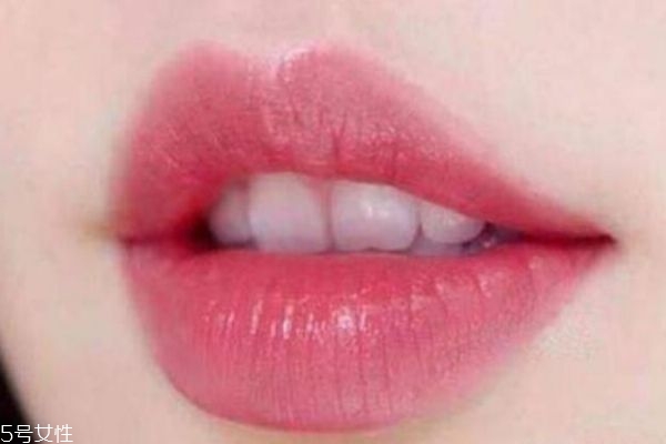 怎樣涂口紅才不掉色 如何涂口紅不易掉色 怎樣涂口紅才不掉色 如何涂口紅不易掉色