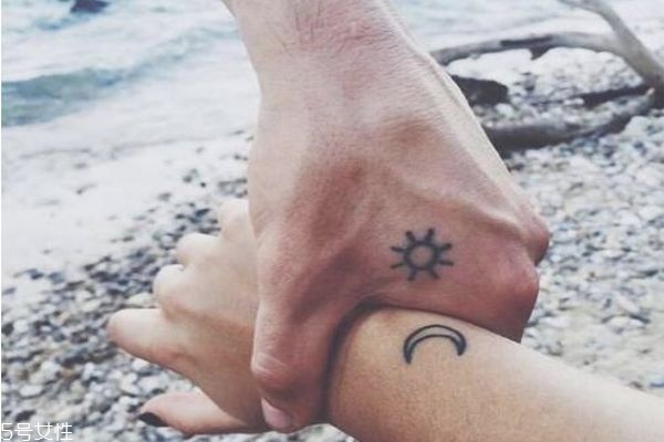 情侶紋什么圖案好 情侶紋身手腕小圖案