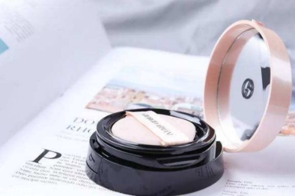 阿瑪尼氣墊粉色和紅色有什么區(qū)別 阿瑪尼氣墊區(qū)別 阿瑪尼氣墊粉色和紅色有什么區(qū)別 阿瑪尼氣墊區(qū)別