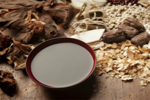 喝完中藥可以喝雪碧嗎 喝雪碧過多久能喝中藥 喝完中藥可以喝雪碧嗎 喝雪碧過多久能喝中藥