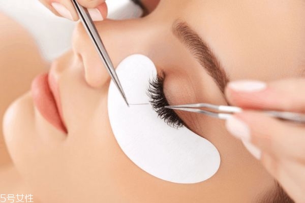 接了睫毛多久可以洗臉 接了睫毛怎么卸妝洗臉 接了睫毛多久可以洗臉 接了睫毛怎么卸妝洗臉