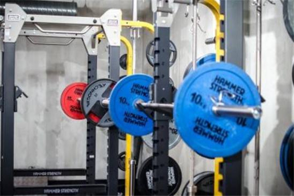 坐姿杠鈴?fù)婆e正確姿勢 坐姿杠鈴?fù)婆e動作要領(lǐng) 坐姿杠鈴?fù)婆e正確姿勢 坐姿杠鈴?fù)婆e動作要領(lǐng)