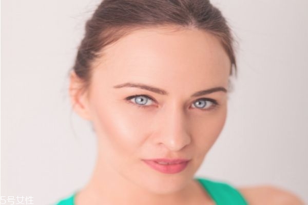 夏天都用哪些護(hù)膚品 夏天護(hù)膚品的使用順序 夏天都用哪些護(hù)膚品 夏天護(hù)膚品的使用順序