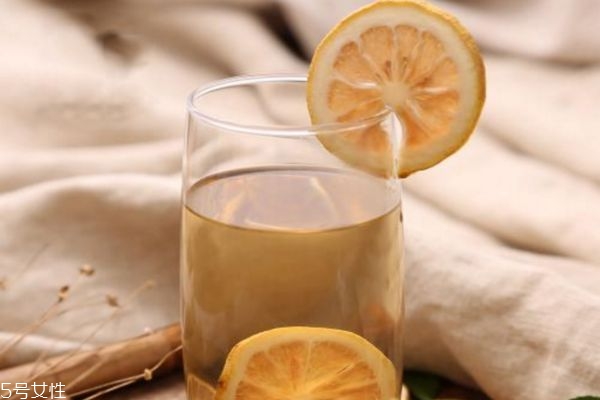 用檸檬泡水喝是干檸檬好還是新鮮檸檬好 用檸檬泡水喝是干檸檬好還是新鮮檸檬好
