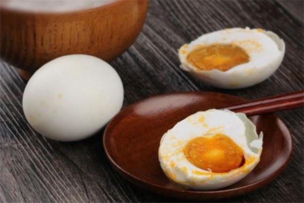 保鮮膜腌咸鴨蛋要曬太陽嗎 保鮮膜腌咸鴨蛋曬幾個小時 保鮮膜腌咸鴨蛋要曬太陽嗎 保鮮膜腌咸鴨蛋曬幾個小時