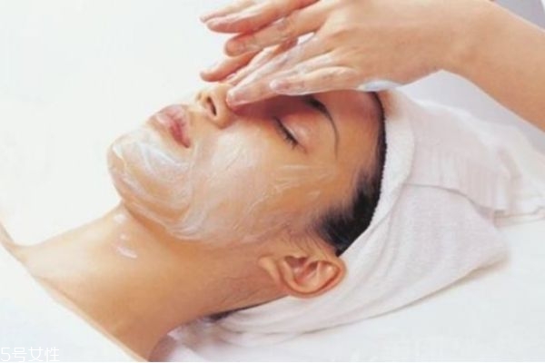 面部水療和面膜的區(qū)別 水療與面膜貼的區(qū)別 面部水療和面膜的區(qū)別 水療與面膜貼的區(qū)別